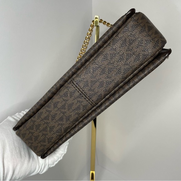 Jet Set Large Logo Chain Crossbody Bag - Picture 4 of 16